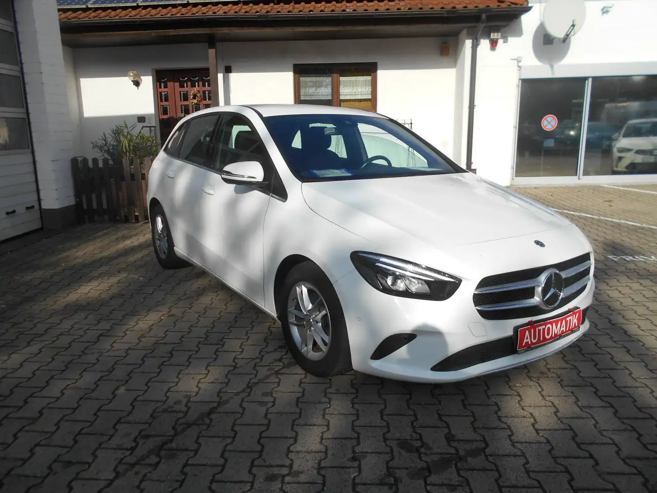 Mercedes-Benz B 180
