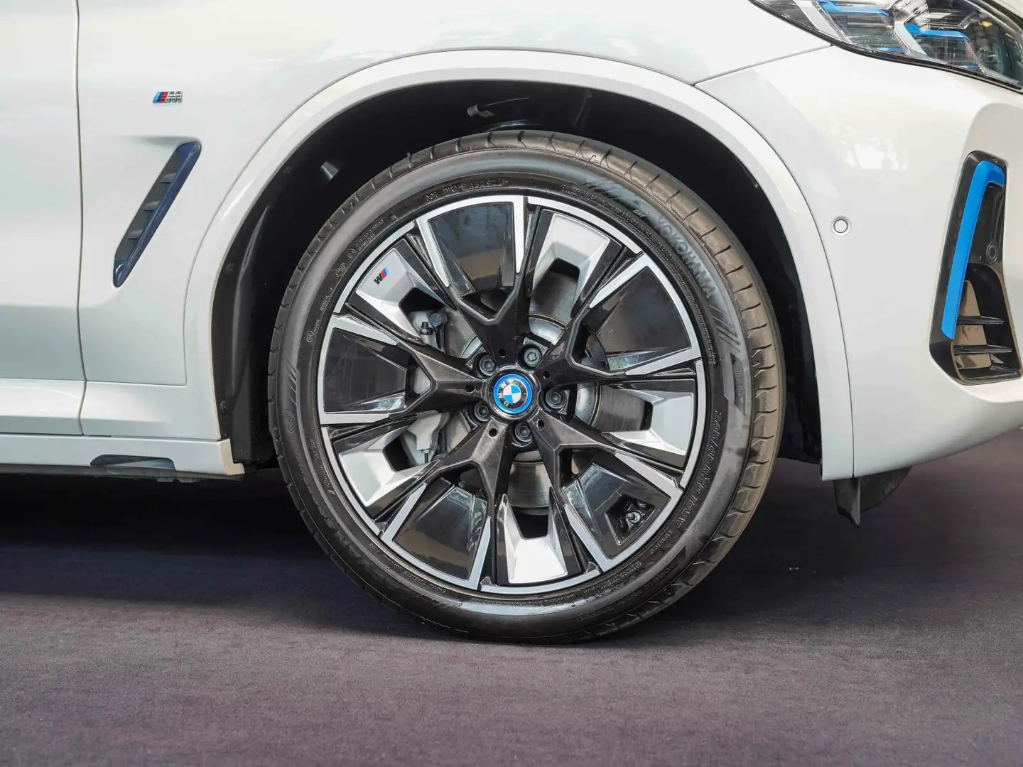 BMW iX iX3 Impressive M Sport mokka Harman Pano AHK 360 Weiß - 2