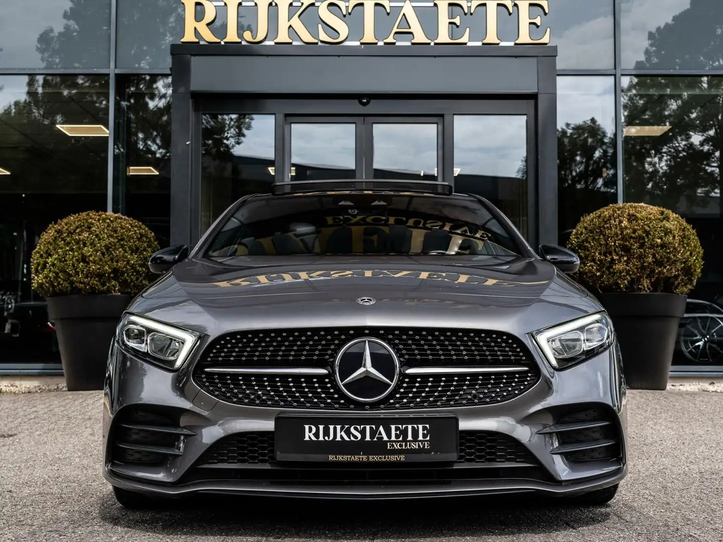Mercedes-Benz A 250 A250 Premium AMG|PANO|BURMESTER|SFEERVERL. Grijs - 2