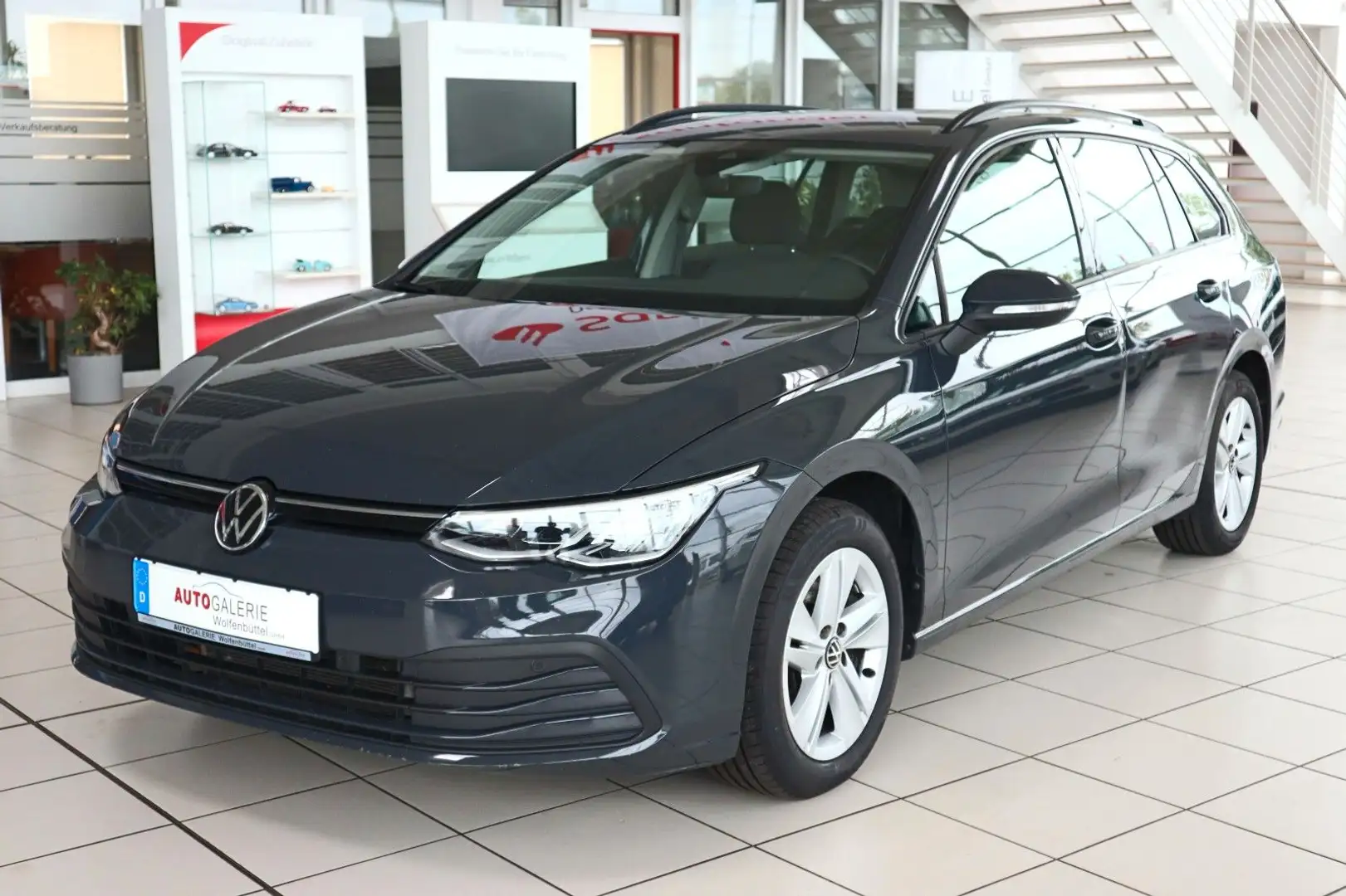 Volkswagen Golf VIII Variant Life LED AHK Navi DSG Harman K Grigio - 1