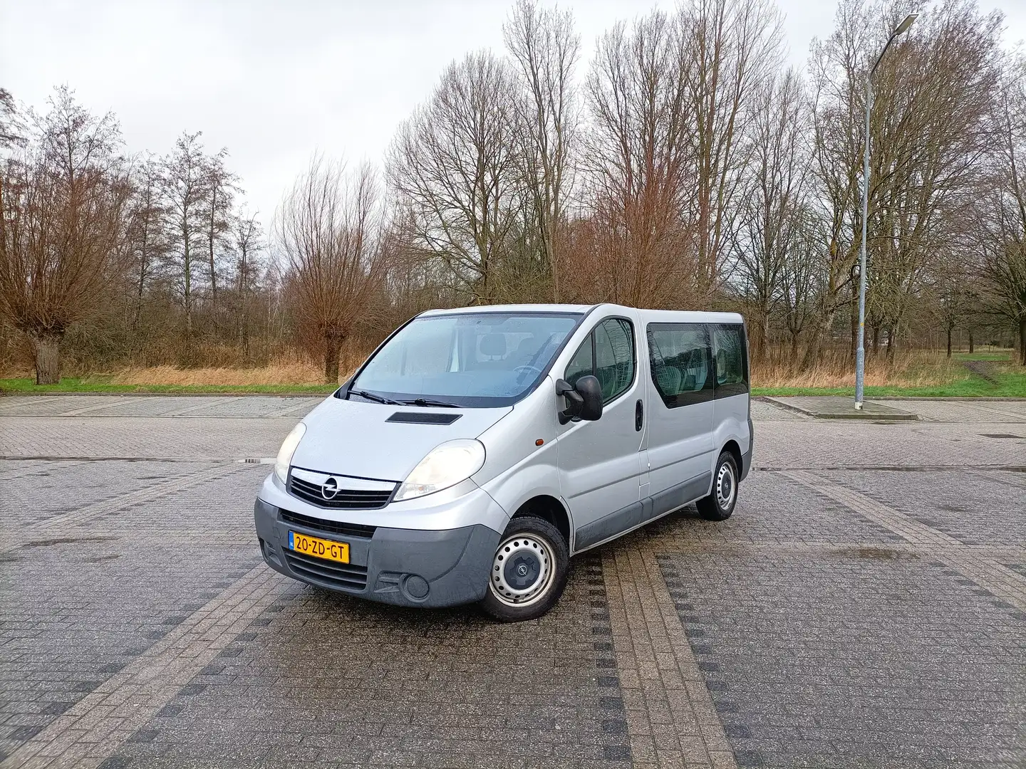 Opel Vivaro Vivaro 2.0i Combi Benzine 9 Persoons L1H1 Срібний - 1