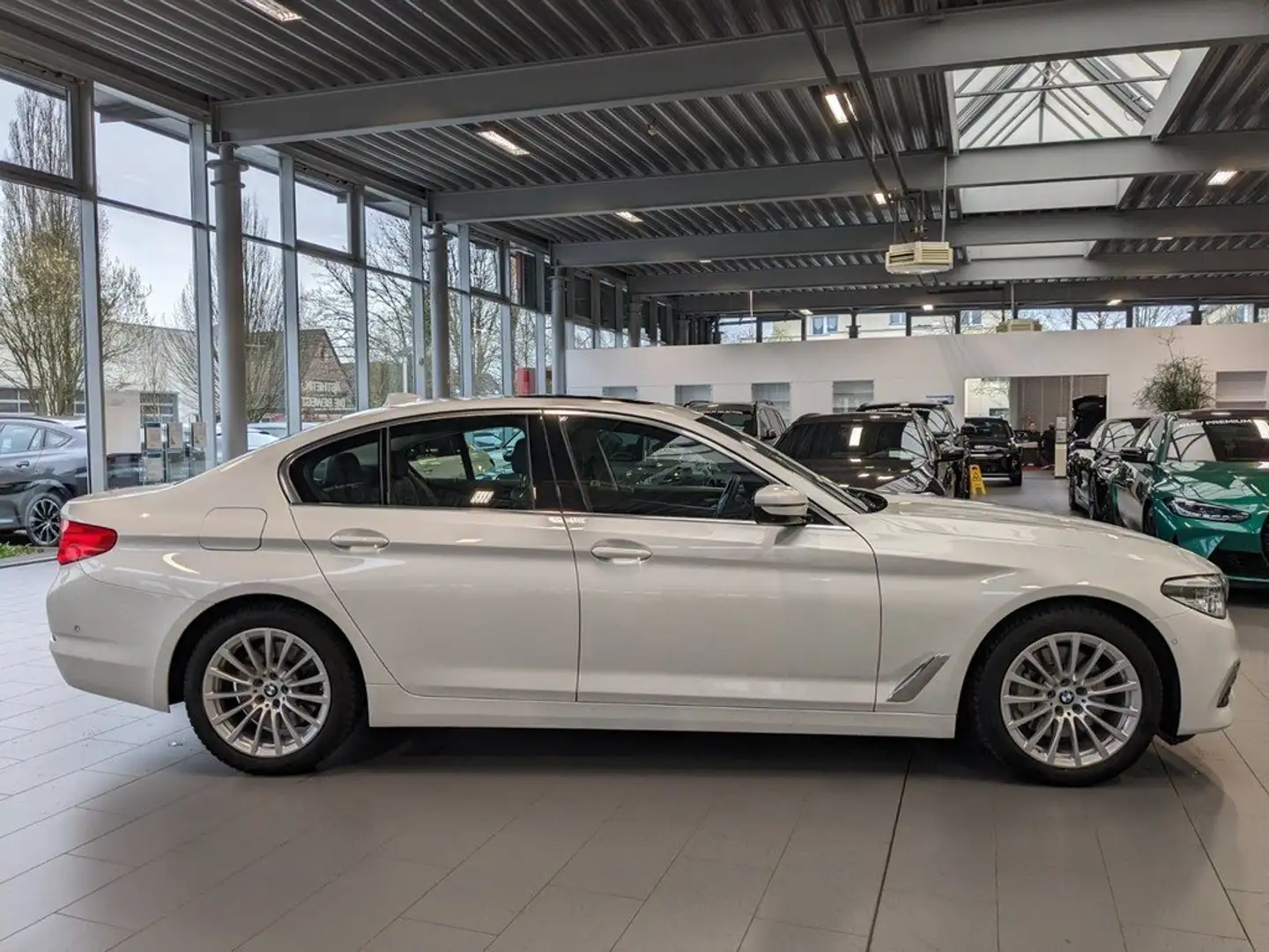 BMW 530 d xDrive Limousine Luxury Line Weiß - 2