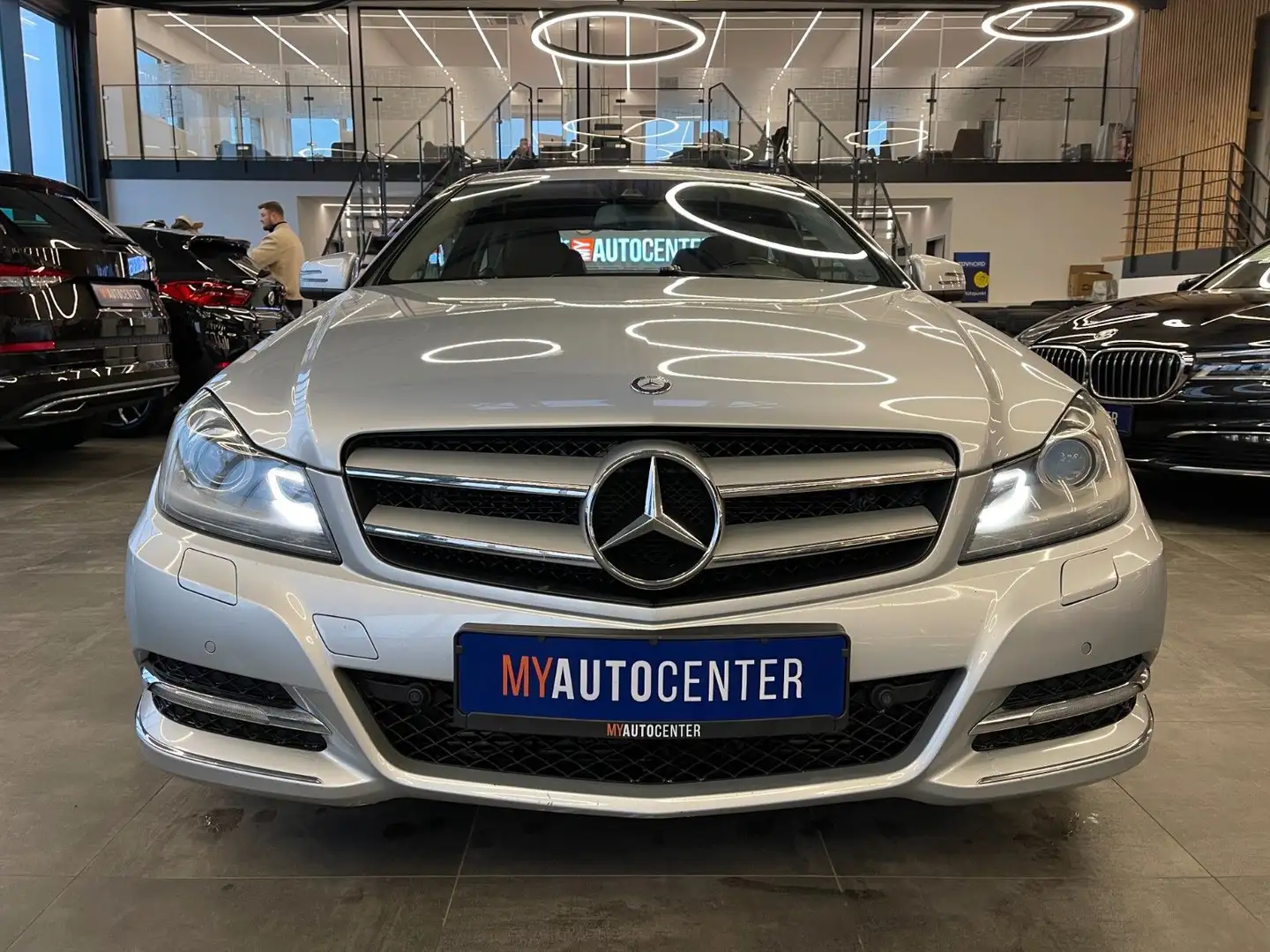 Mercedes-Benz C 180 Coupe CGI *Bi-XENON*PDC*NAVI*SHZ* Plateado - 2