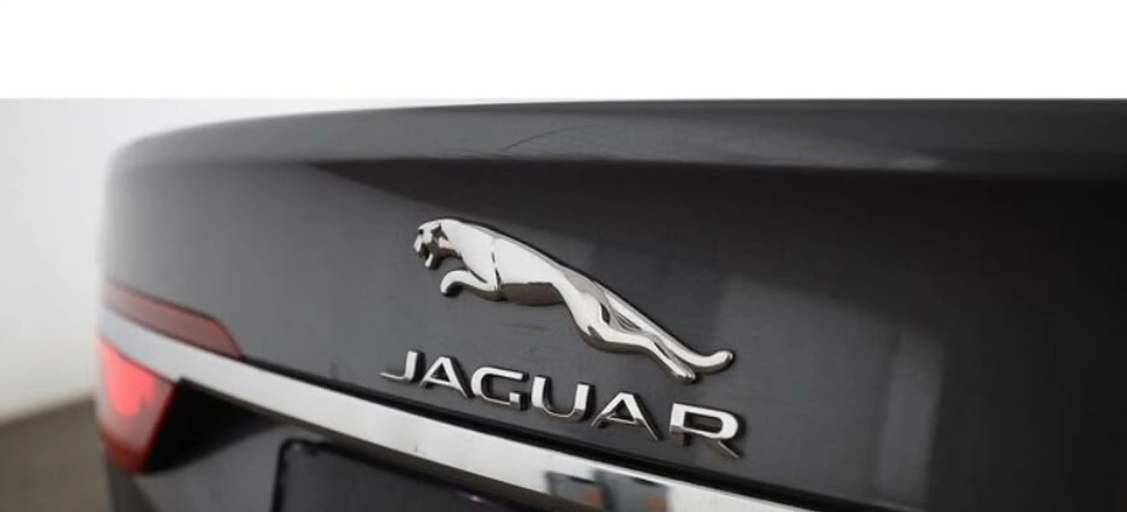 Jaguar XF Pure — photo 14