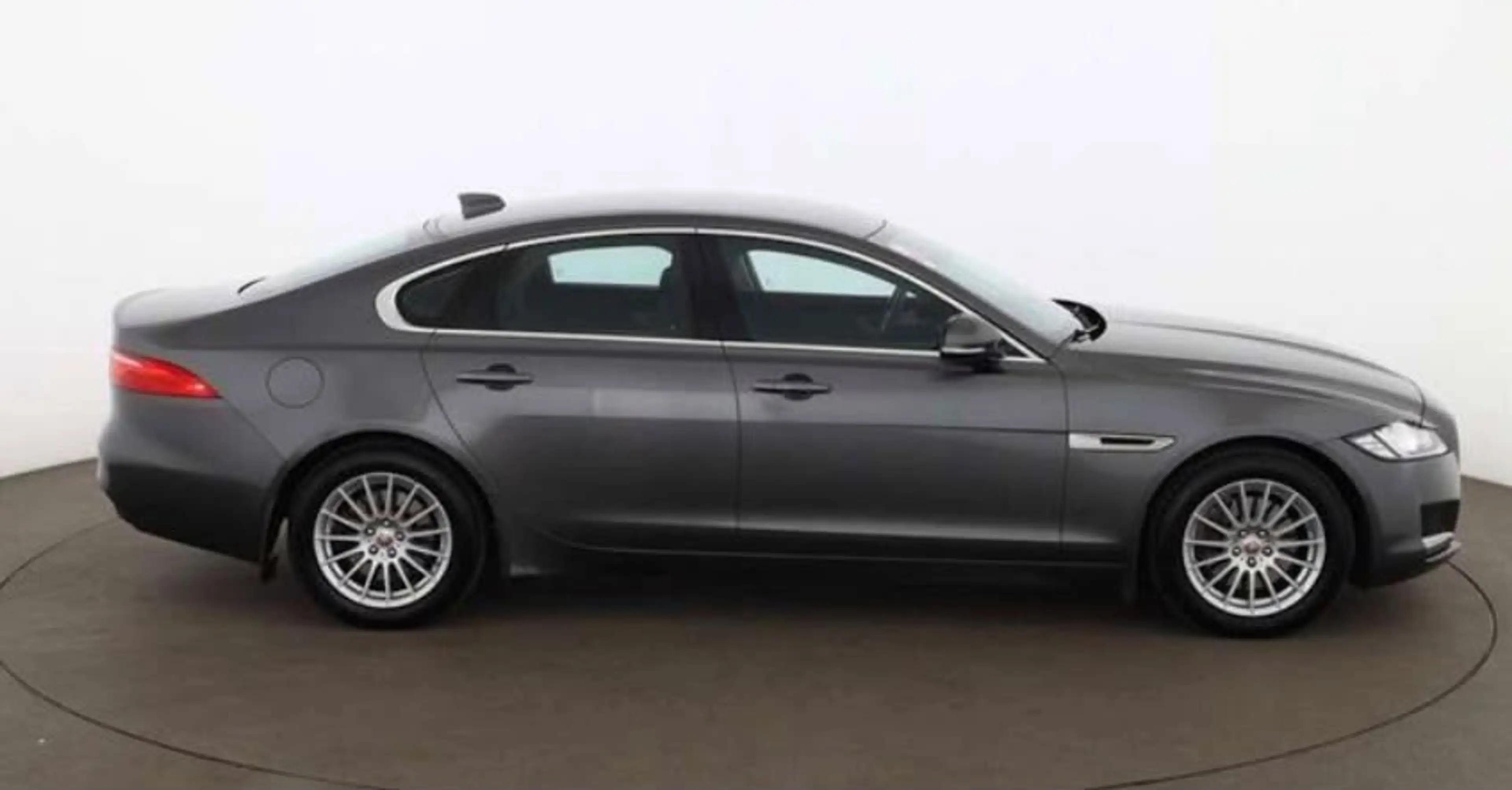 Jaguar XF Pure — photo 2