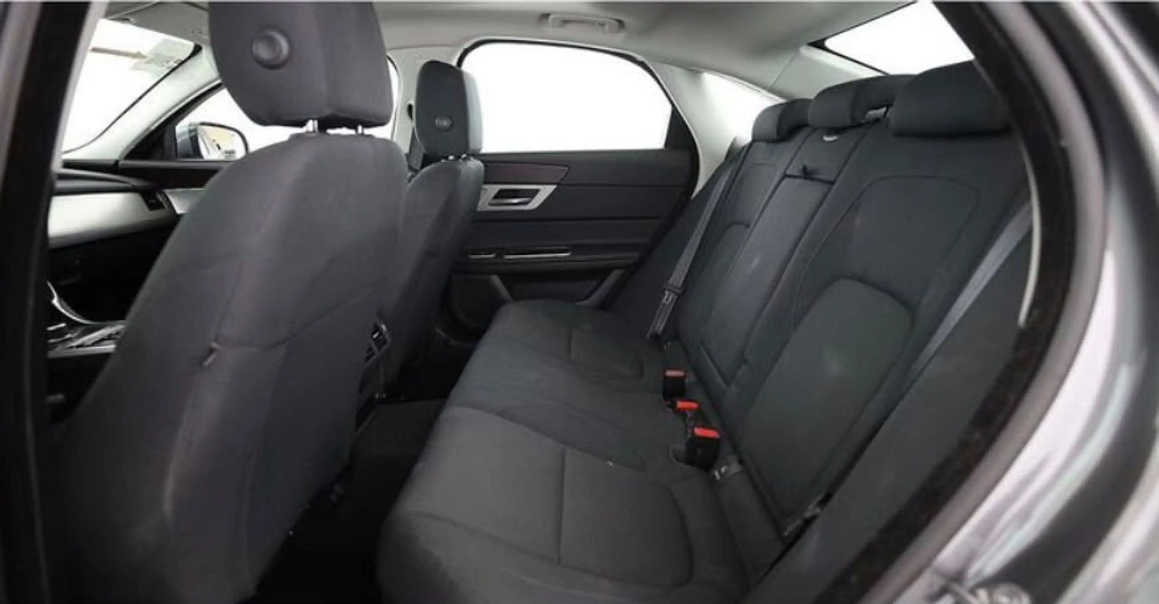 Jaguar XF Pure — photo 11