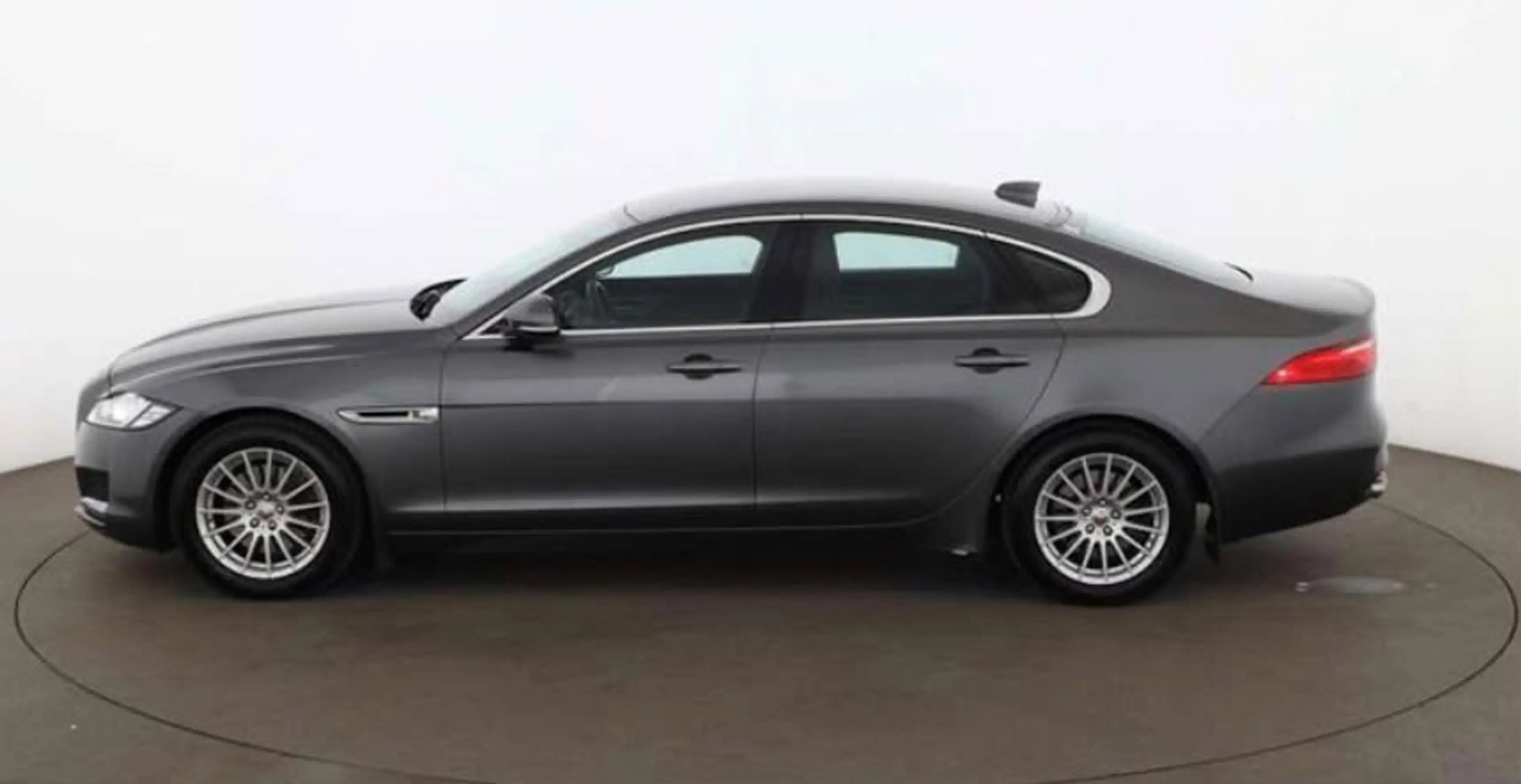 Jaguar XF Pure — photo 5