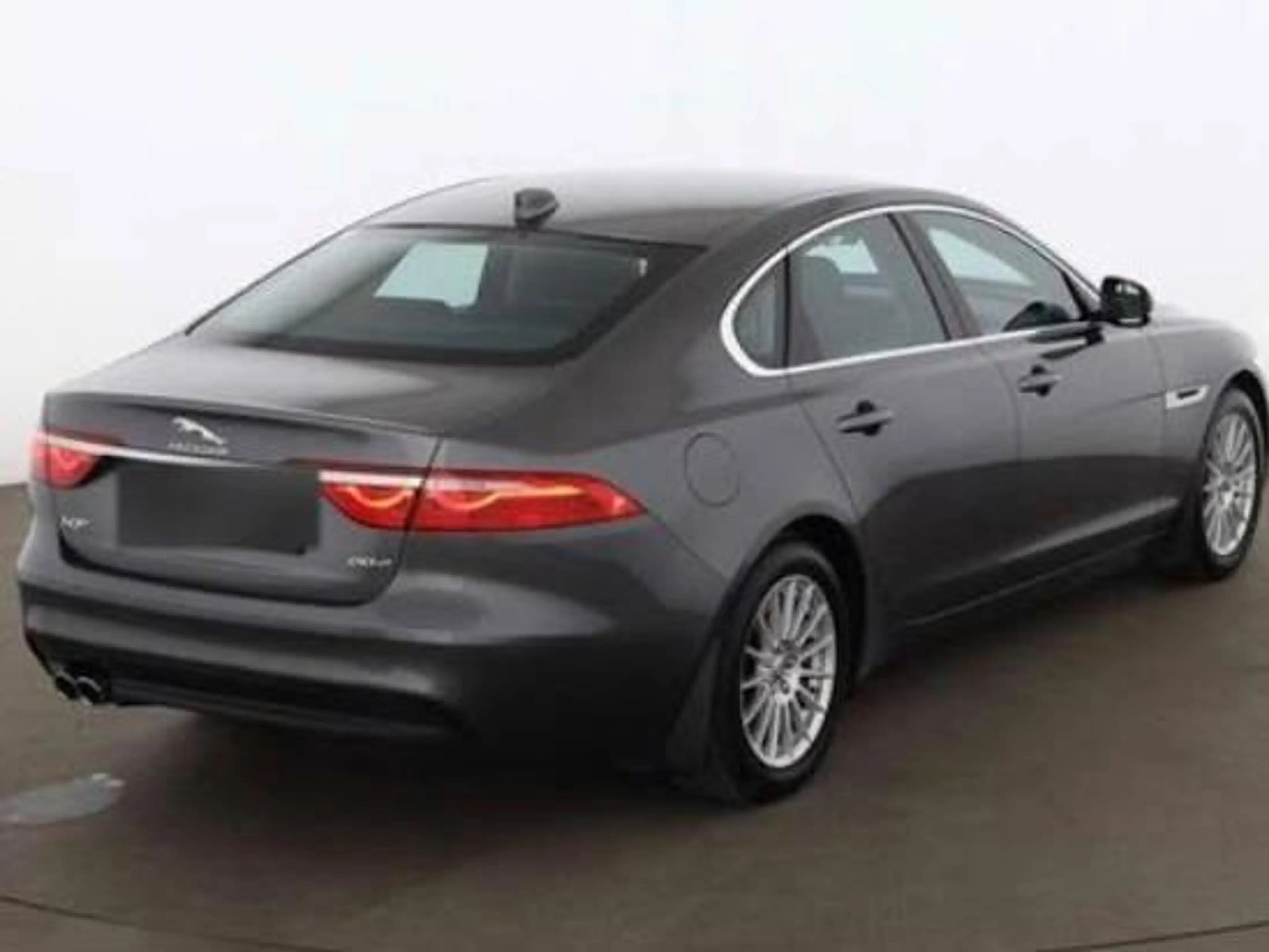 Jaguar XF Pure — photo 3