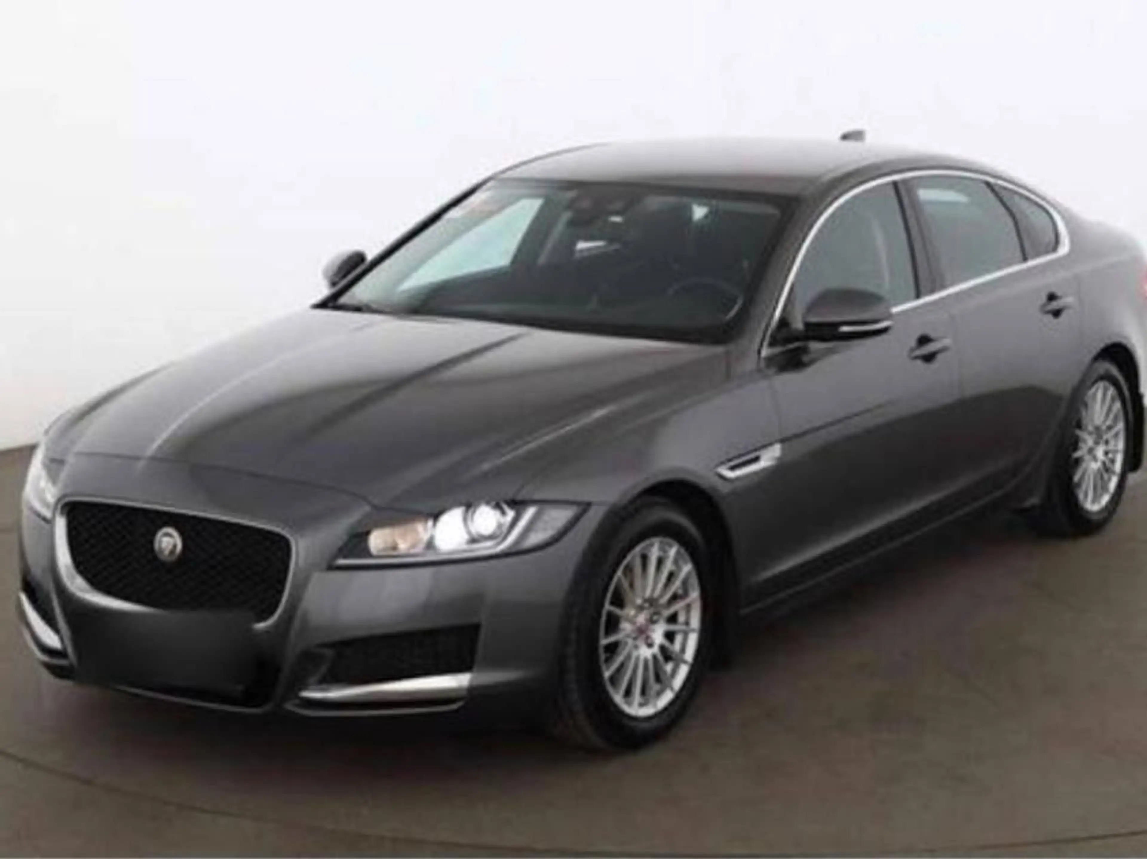 Jaguar XF Pure — photo 8