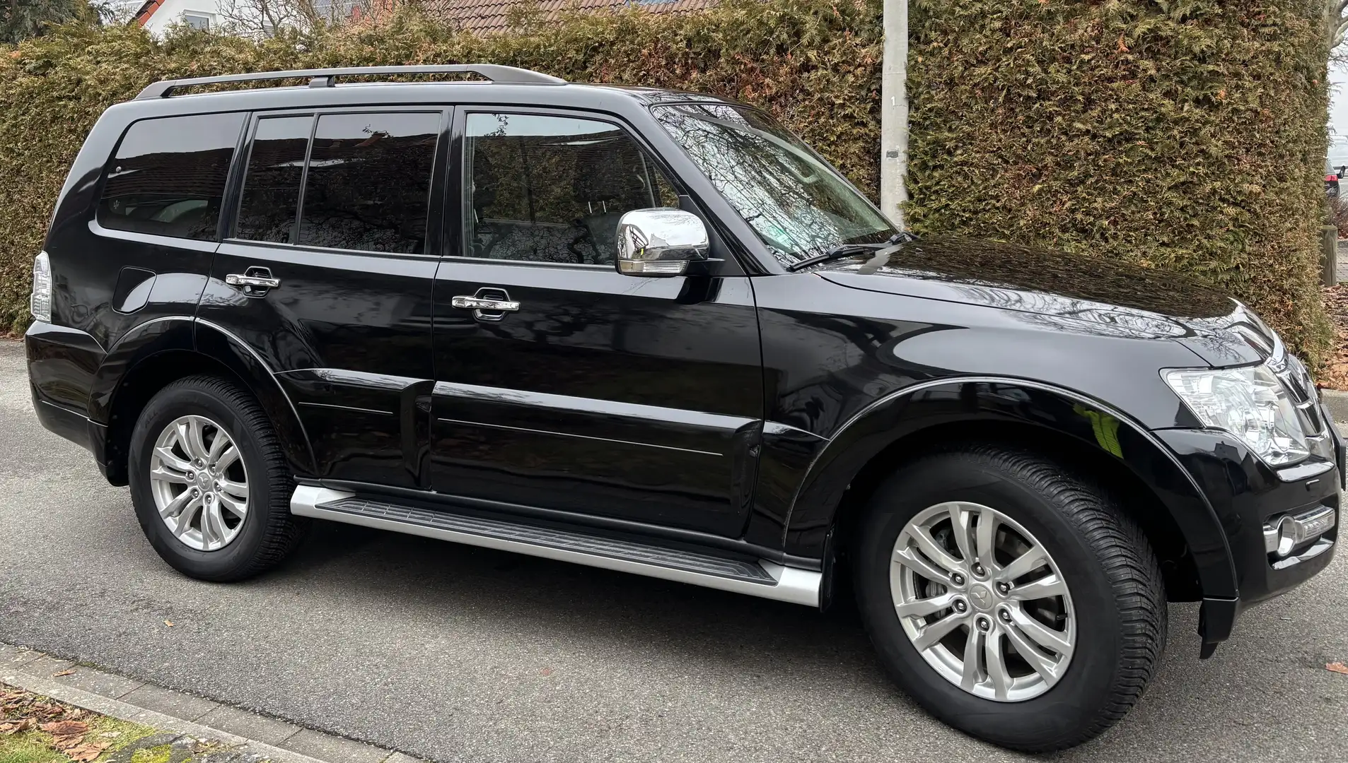 Mitsubishi Pajero Pajero 3.2 DI-D AutomatikDiamant Edition Negro - 1