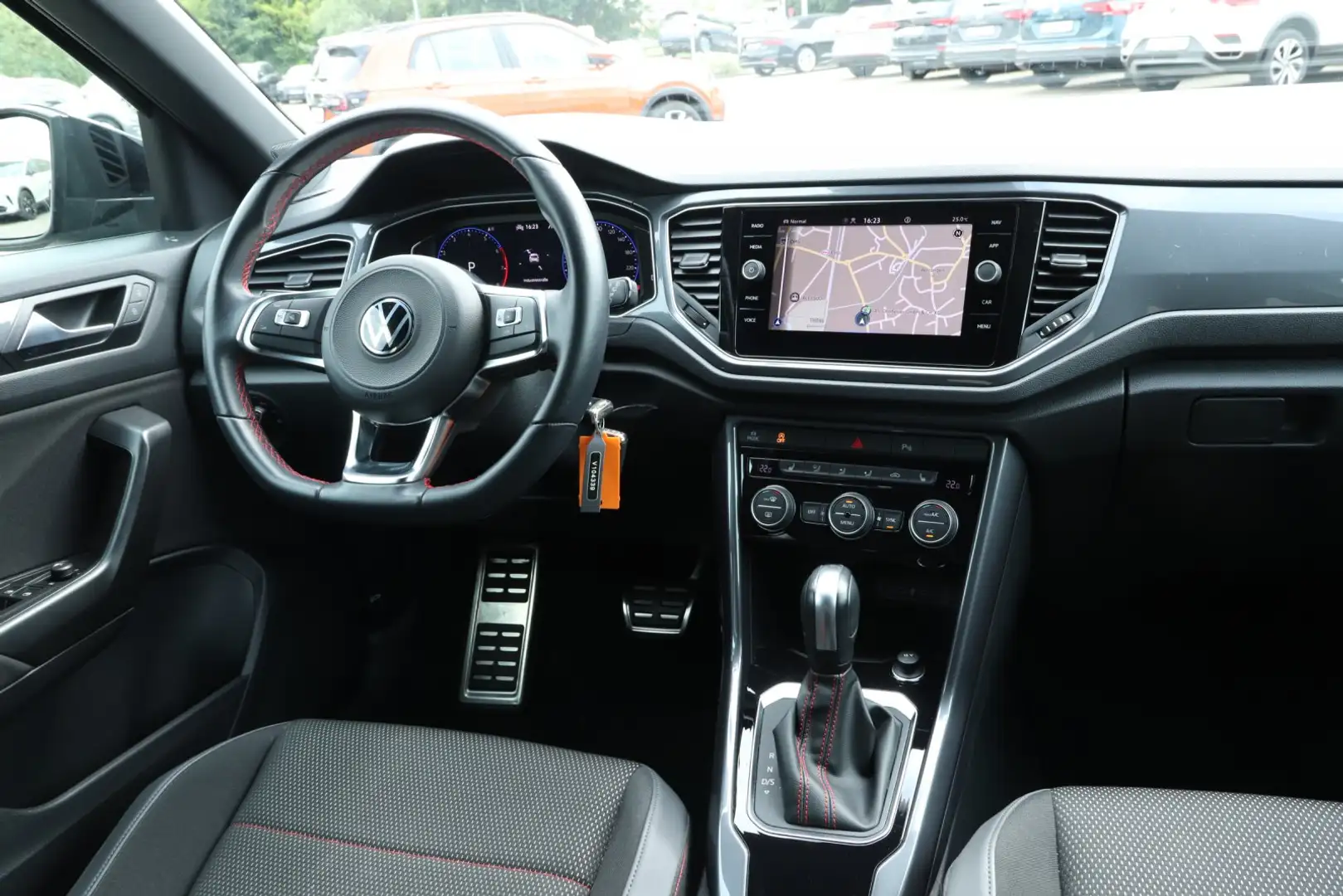 Volkswagen T-Roc 1.5 TSI Sport DSG*NAVI*PDC*SHZ*CLIMATRONIC Noir - 2