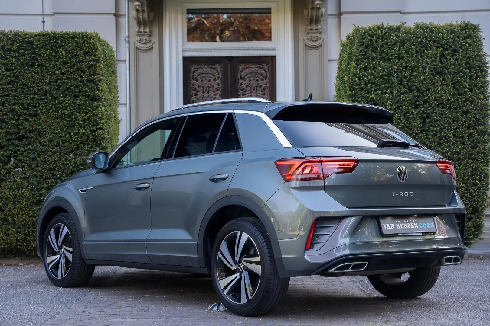 Volkswagen T-Roc 1.5 TSI R-Line Business+ IQ | Camera | Massage | A Grijs - 2