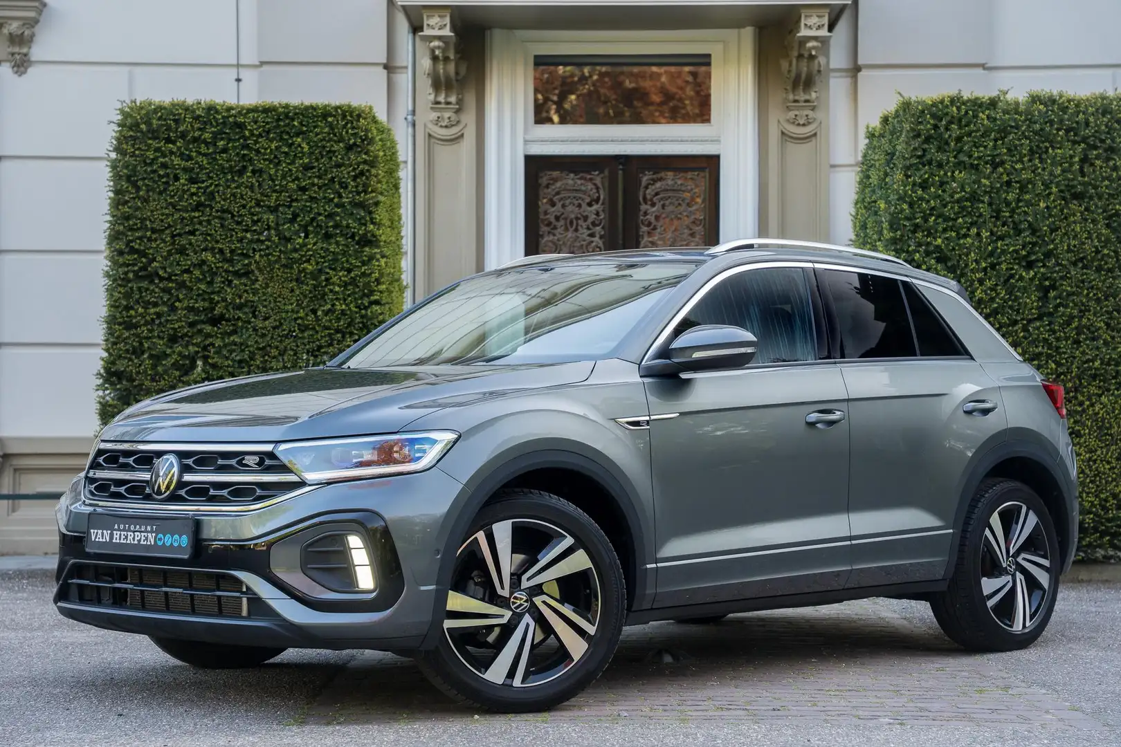 Volkswagen T-Roc 1.5 TSI R-Line Business+ IQ | Camera | Massage | A Grijs - 1