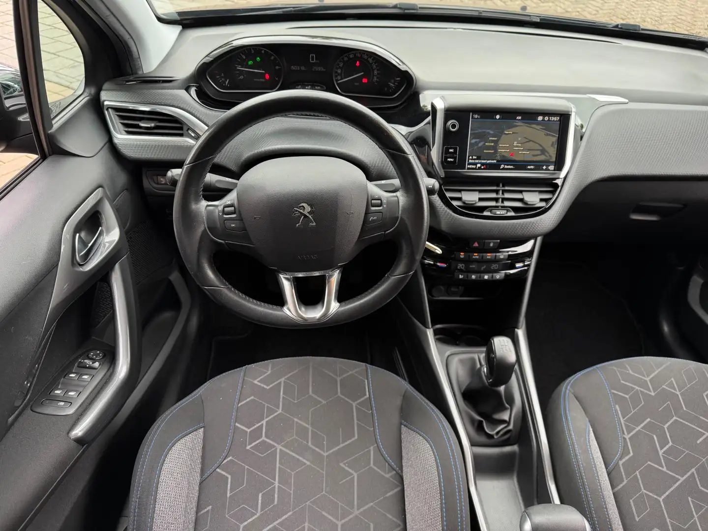 Peugeot 2008 1.2 PureTech Blue Lion Airco Navi Camera Cruise Co Grau - 2