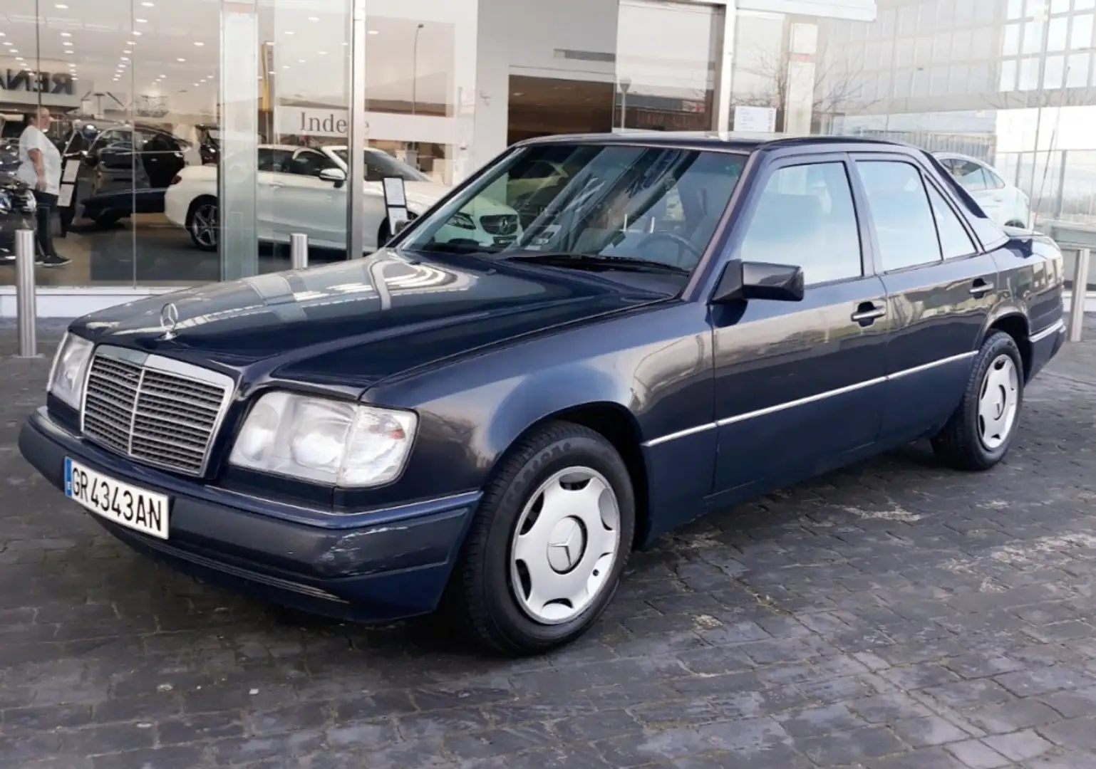 Mercedes-Benz E 200 Diesel Azul - 1