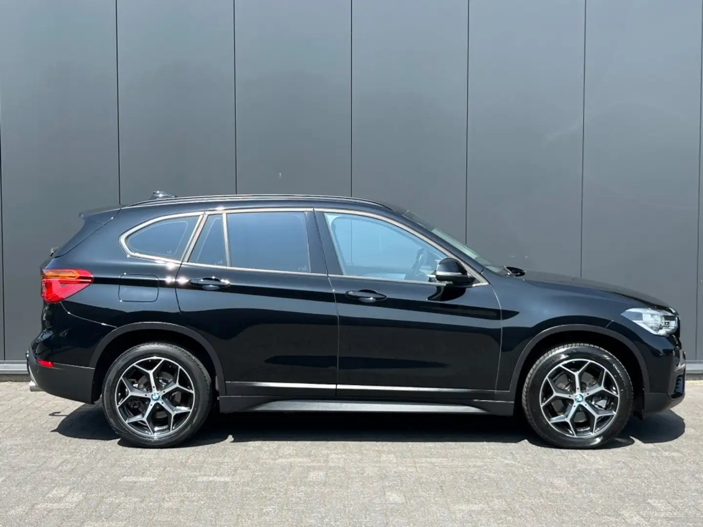BMW X1 sDrive20i Aut. Navi LED Cruise PDC E.klep Trekhaak Zwart - 2