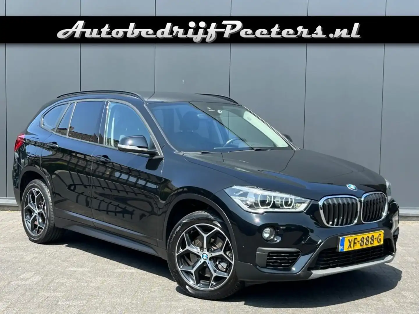 BMW X1 sDrive20i Aut. Navi LED Cruise PDC E.klep Trekhaak Zwart - 1