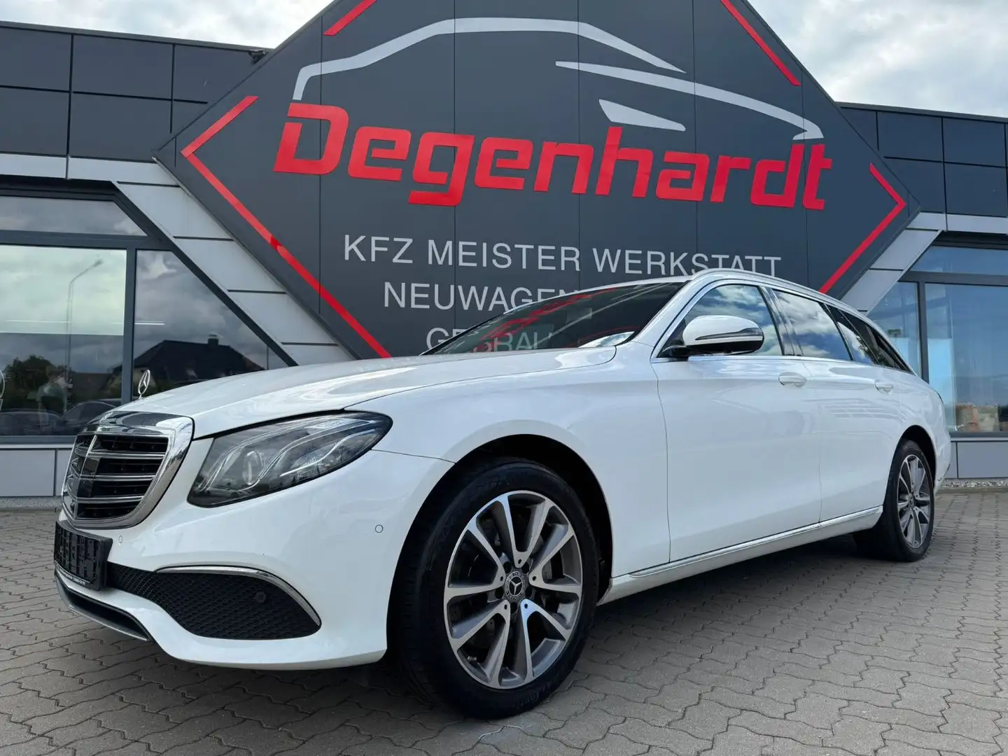 Mercedes-Benz E 220 E -Klasse T-Modell E 220 d 4Matic Burm AHK Weiß - 1