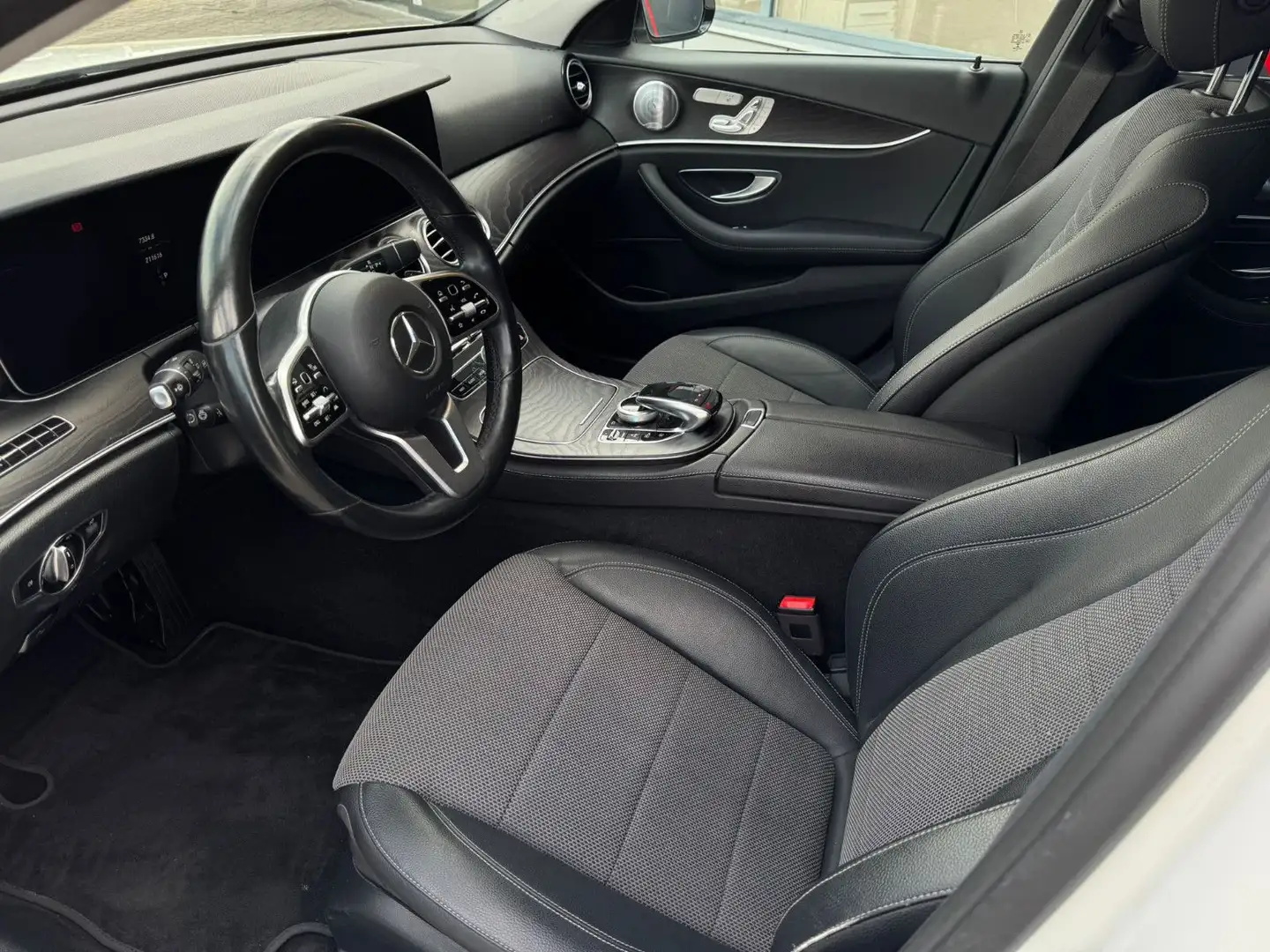 Mercedes-Benz E 220 E -Klasse T-Modell E 220 d 4Matic Burm AHK Weiß - 2