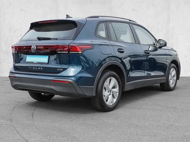 Volkswagen Tiguan view 4