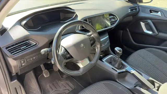 Peugeot 308 view 8