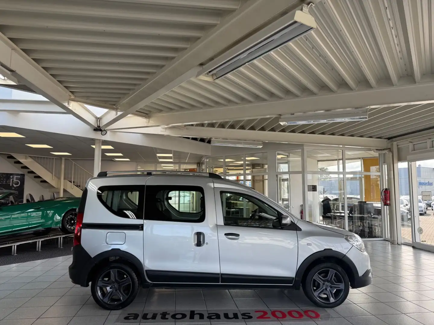 Dacia Dokker Stepway Celebration AHK/KLIMA/BT/CAM/NAVI Gris - 2