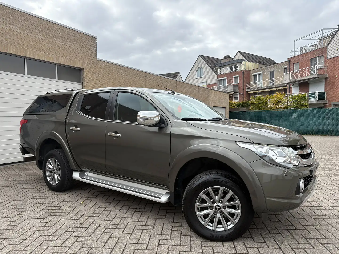 Mitsubishi L200 2.4 Diesel/Auto/Lichte Vracht /4 WD/12 M Garantie Noir - 1