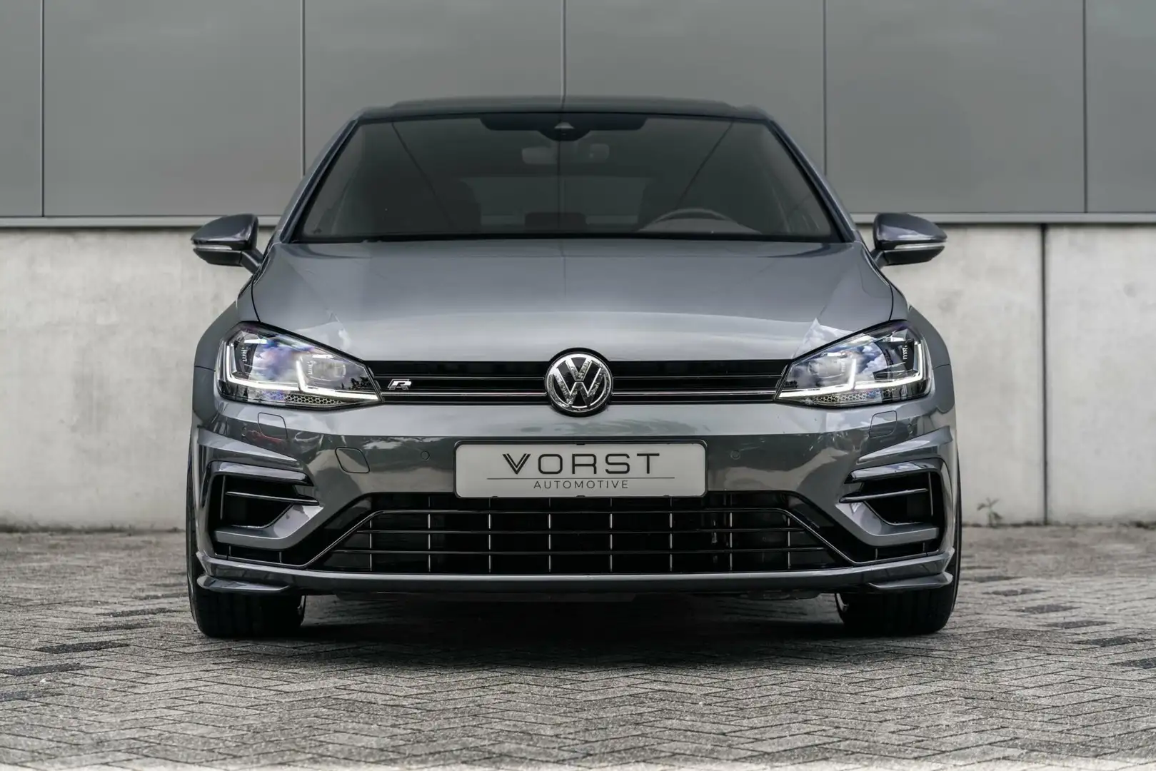 Volkswagen Golf 2.0 TSI 4Motion R Performance Pano Akra DCC Grijs - 2