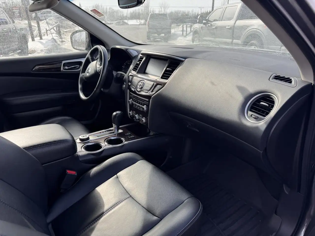 Nissan Pathfinder снимка Nissan Pathfinder