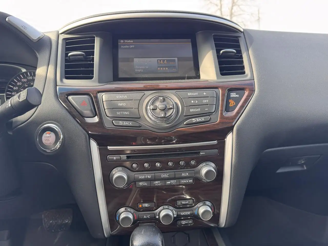 Nissan Pathfinder снимка Nissan Pathfinder