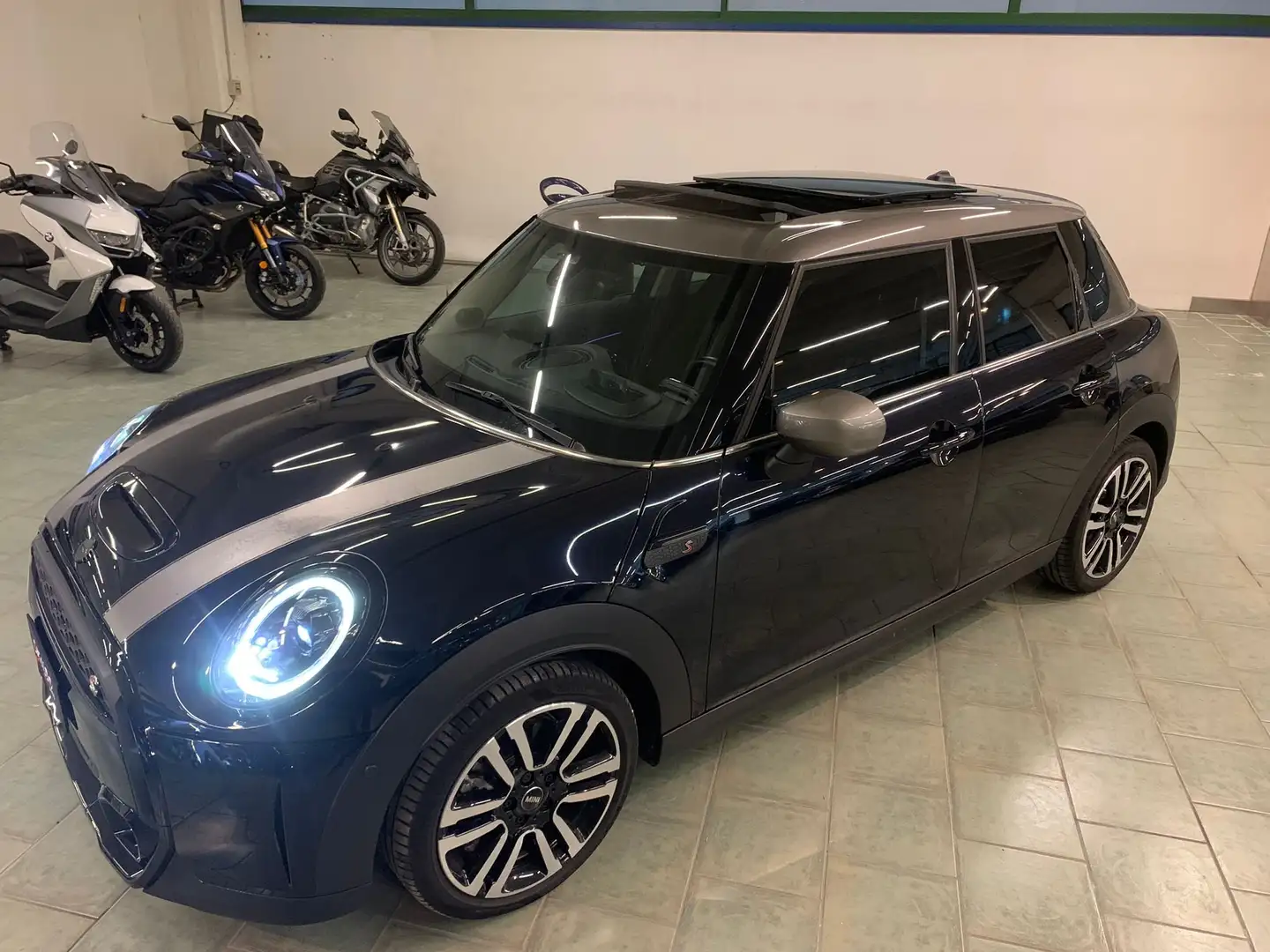 MINI Cooper S Mini IV F55 2021 5p 5p 2.0 Resolute auto Schwarz - 1