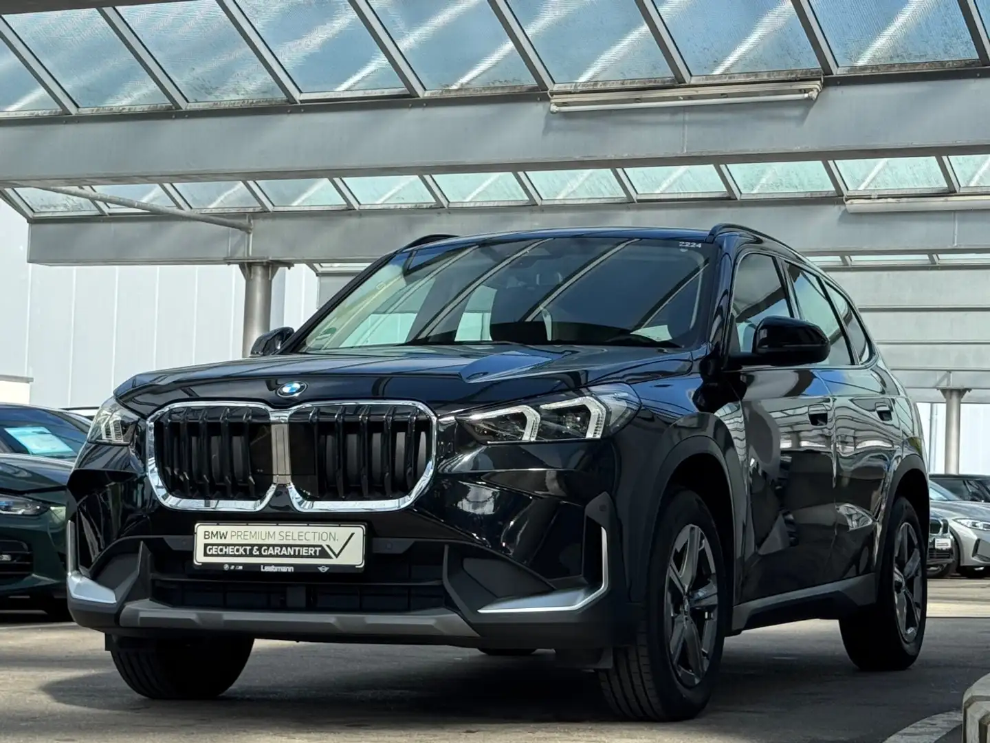 BMW X1 sDrive18i Anhängerkupplung/SportSitze/Premium Schwarz - 2