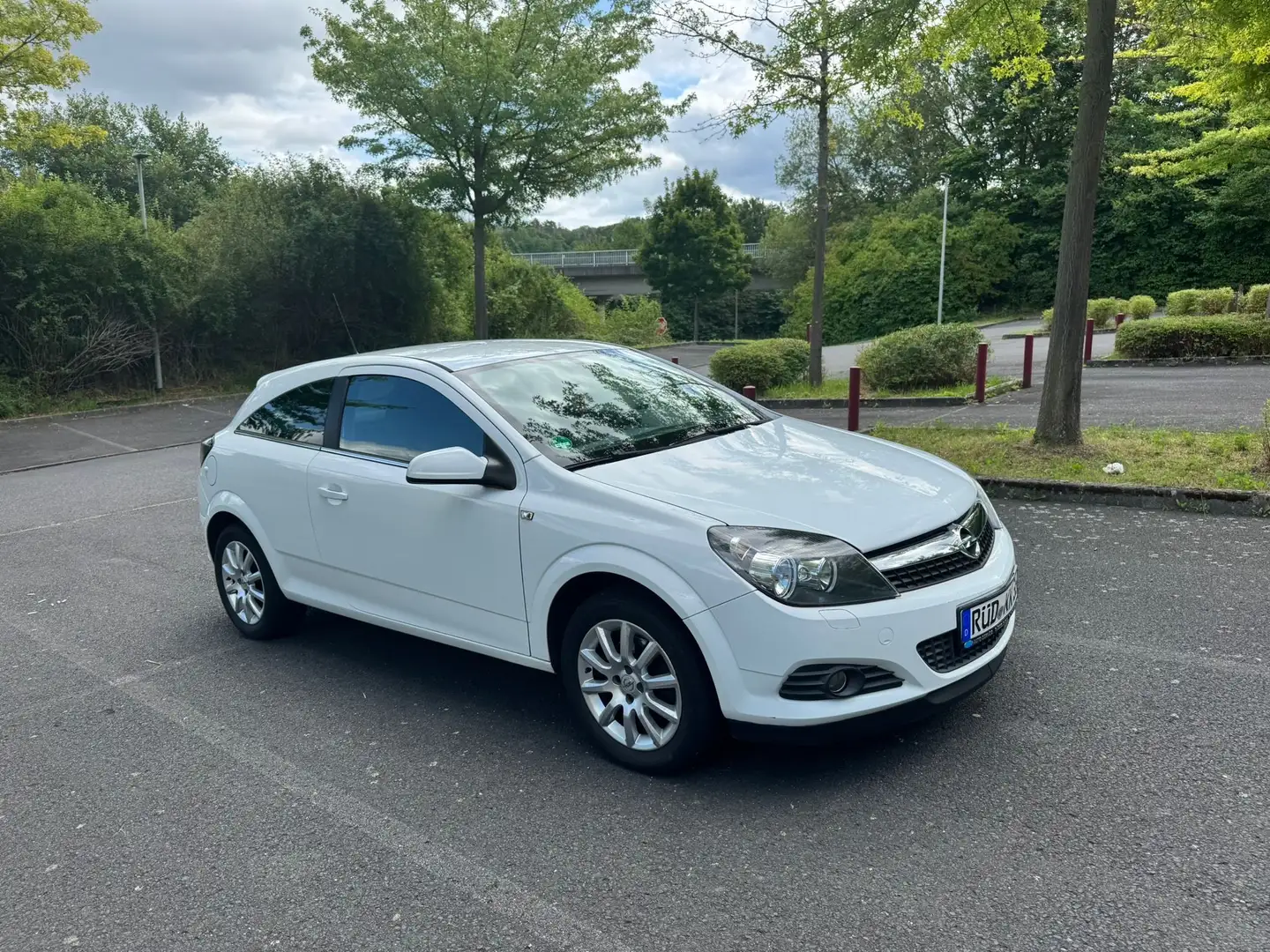 Opel Astra Astra GTC 1.4 Selection 110 Jahre Weiß - 1
