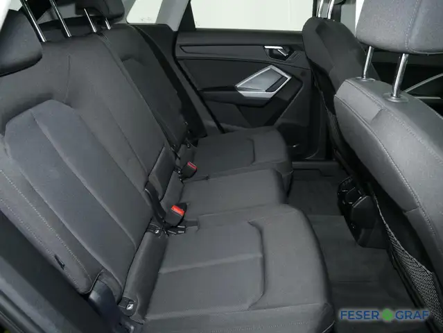 Audi Q3 view 8