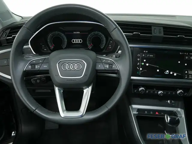 Audi Q3 view 12