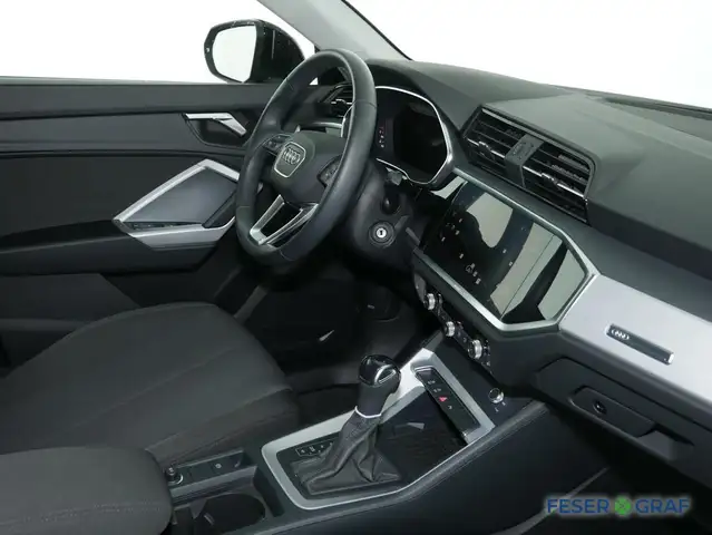 Audi Q3 view 6