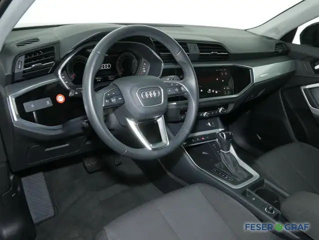Audi Q3 view 9
