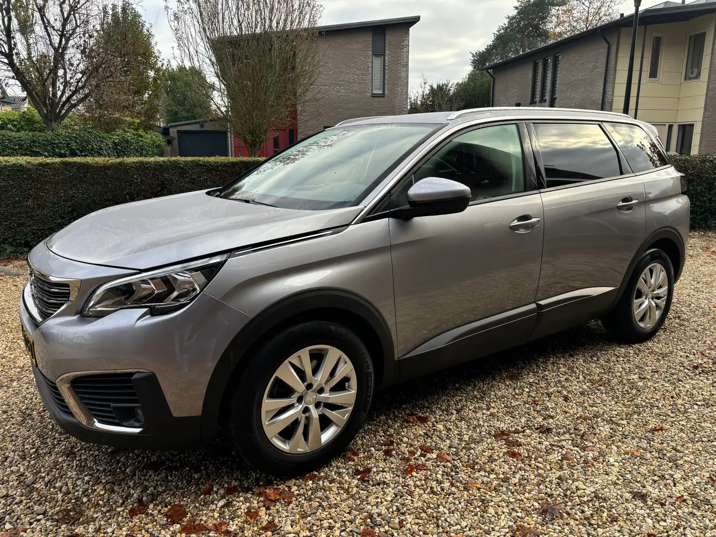 Peugeot 5008 1.2 PureTech Blue Lease Executive Gris - 1