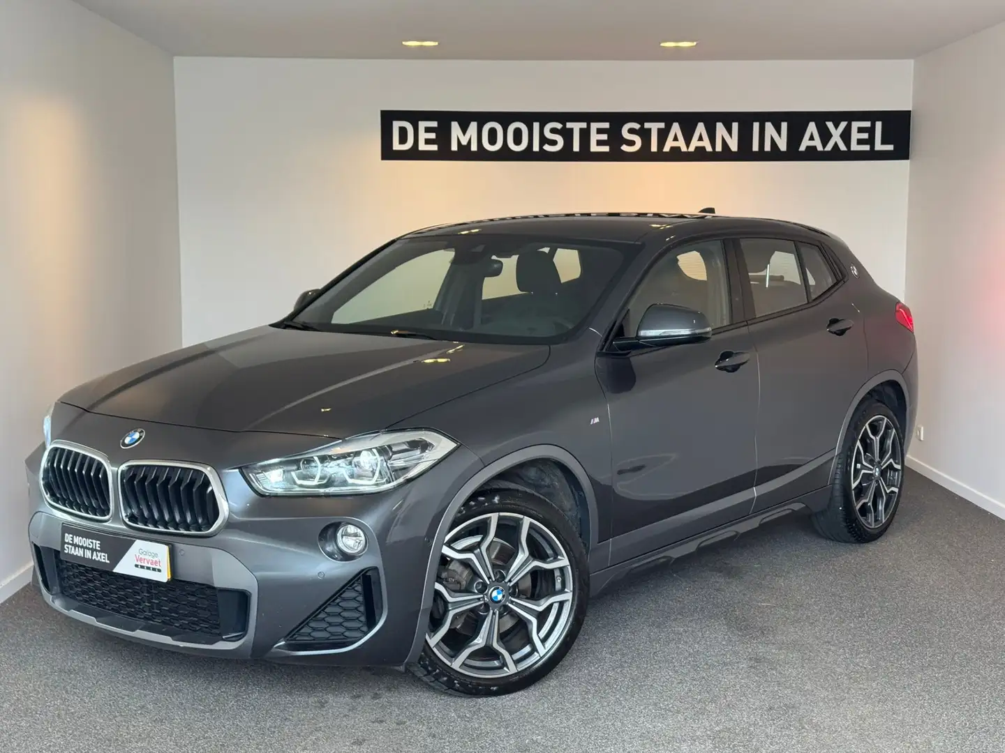 BMW X2 sDrive18i High Executive Grijs - 1