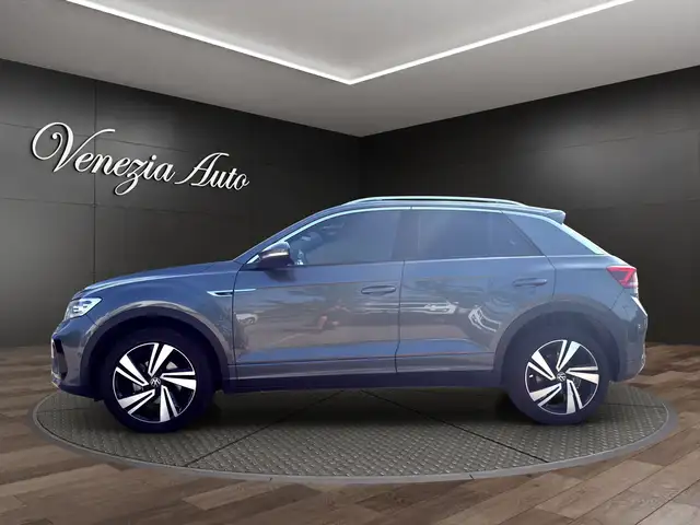 Volkswagen T-Roc view 3