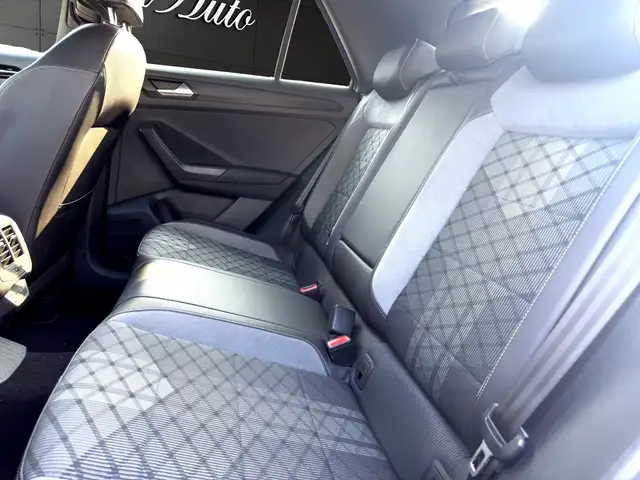Volkswagen T-Roc view 9