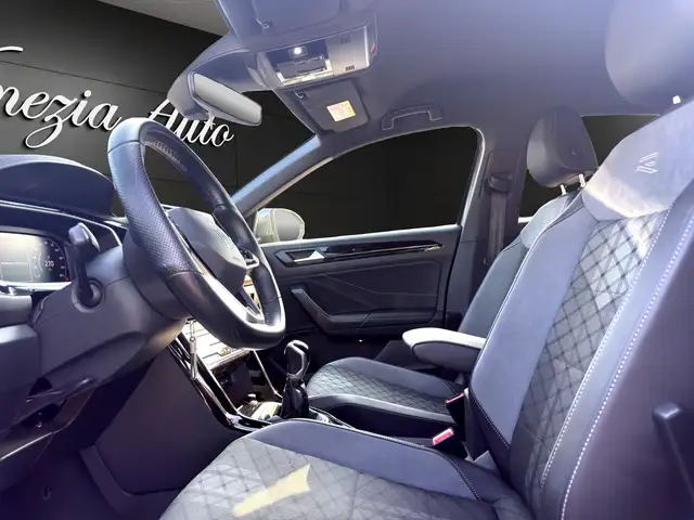 Volkswagen T-Roc view 7