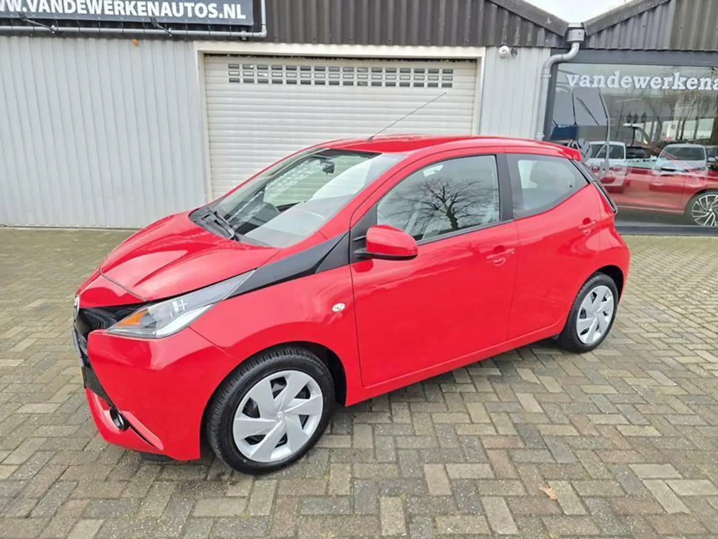 Toyota Aygo 1.0 VVT-i X-Play AUTOMAAT Airco|Camera|53dkm Nap!! Rood - 2