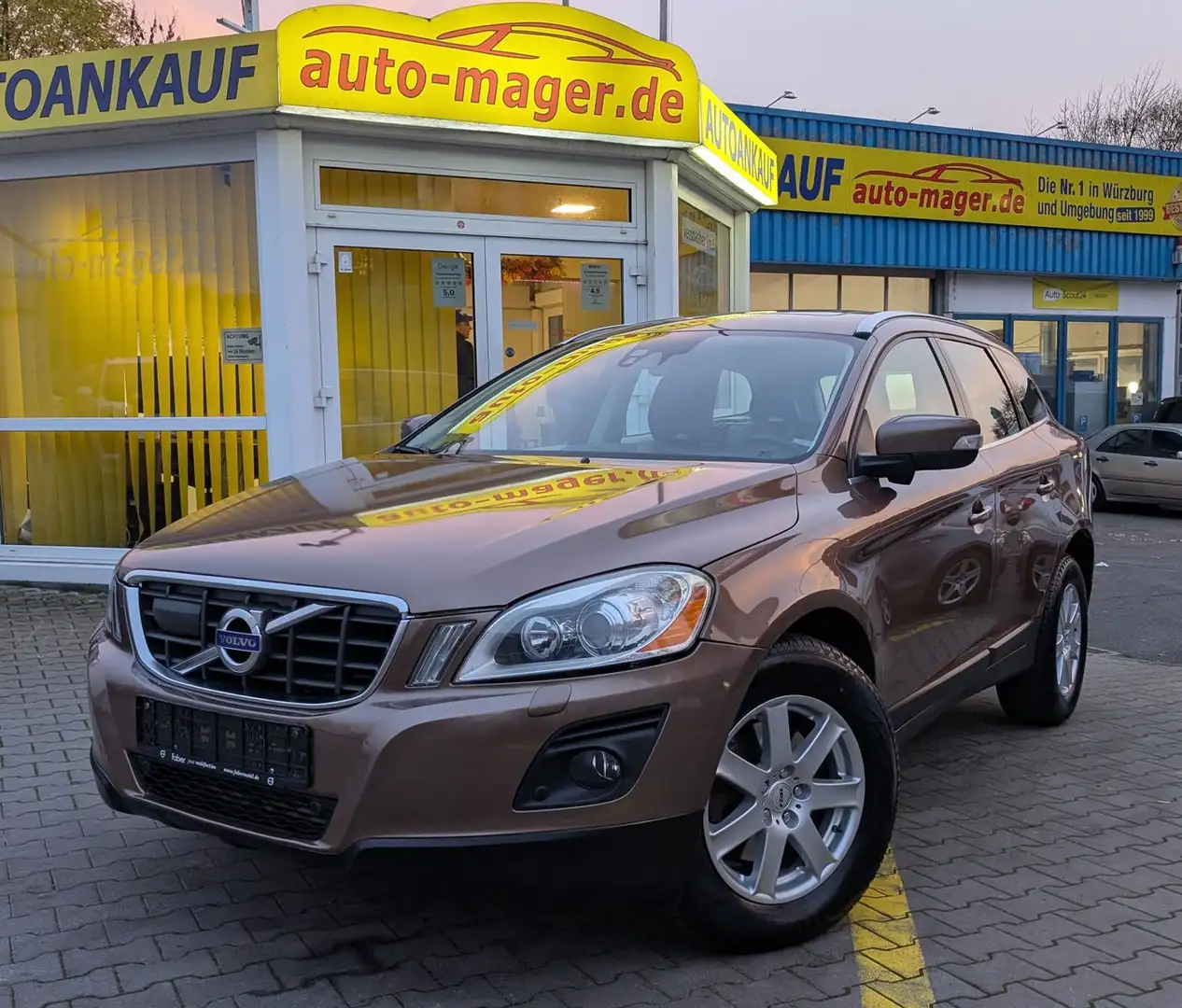 Volvo XC60 2.5D D5 AWD*ACC*BiXen*RKam*Shz*Pano*Memory Braun - 1
