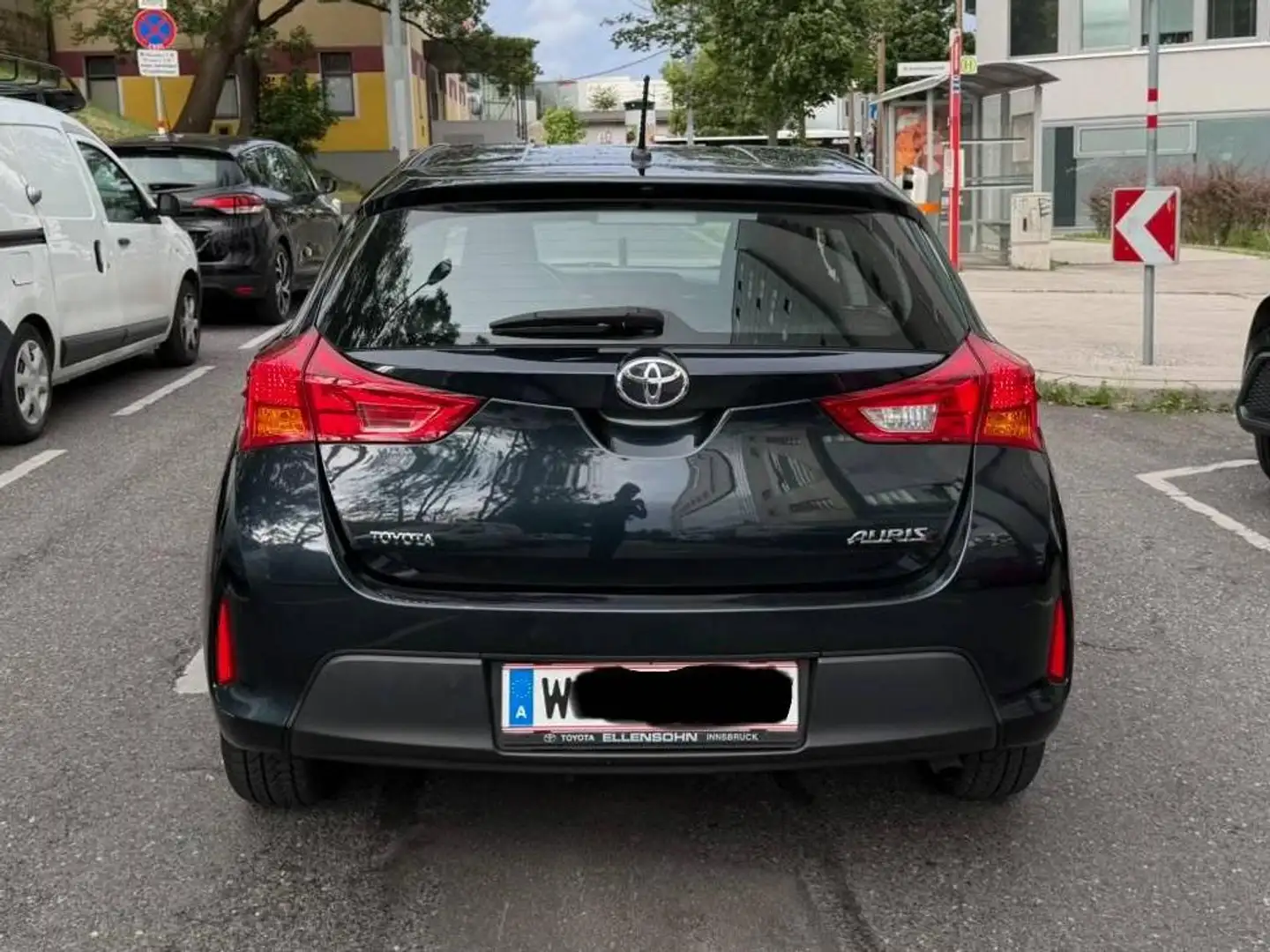 Toyota Auris 1,33 dVVT-i Young Grau - 1