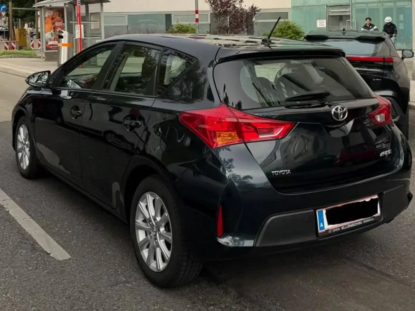 Toyota Auris 1,33 dVVT-i Young Grau - 2