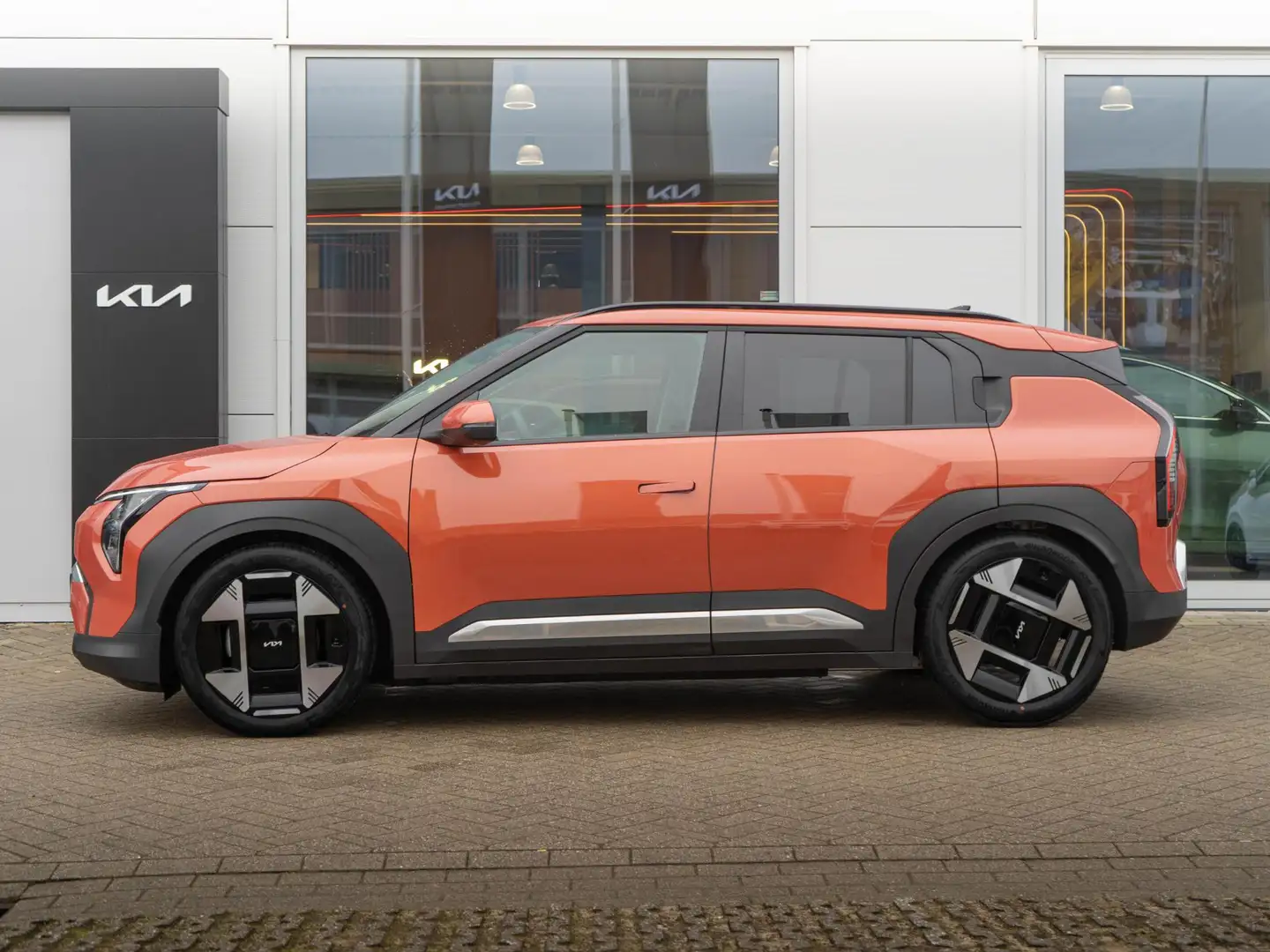 Kia EV3 Plus Advanced 81.4 kWh | OP VOORRAAD |  Schuifkant Orange - 2