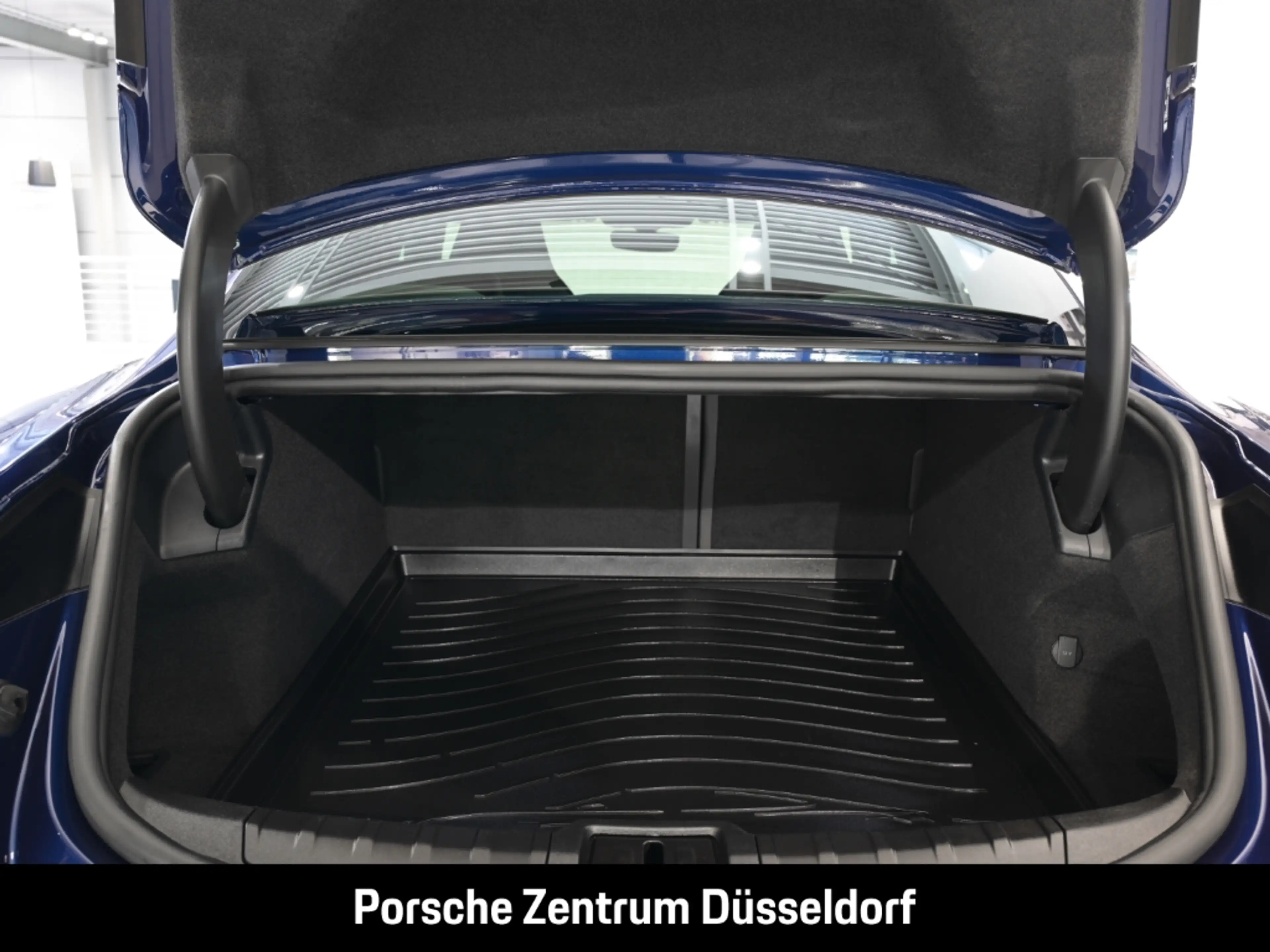 Porsche Taycan — photo 10