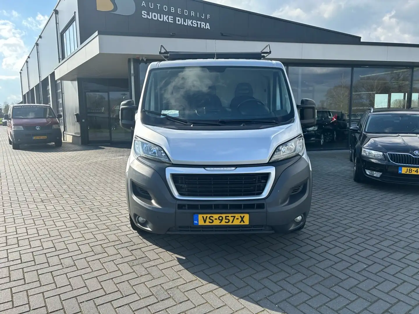 Peugeot Boxer 330 2.2 HDI L1H1 XT Grijs - 2