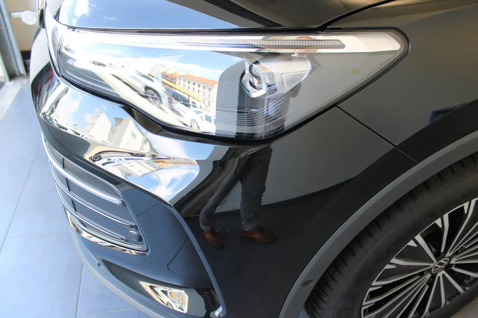 Volkswagen Tiguan Life eTSI DSG Schwarz - 2